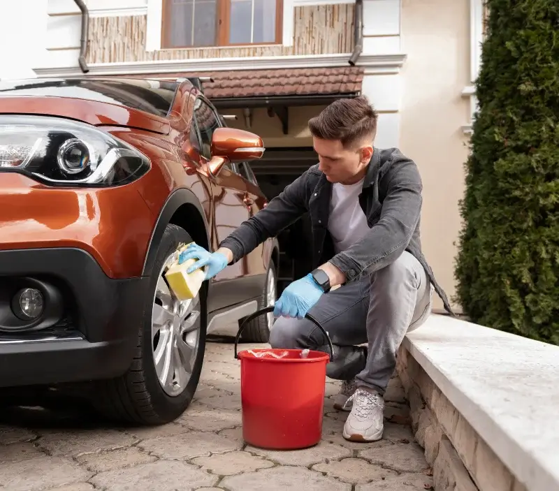 Lavage auto à domicile Le Havre : professionnel intervenant sur un véhicule